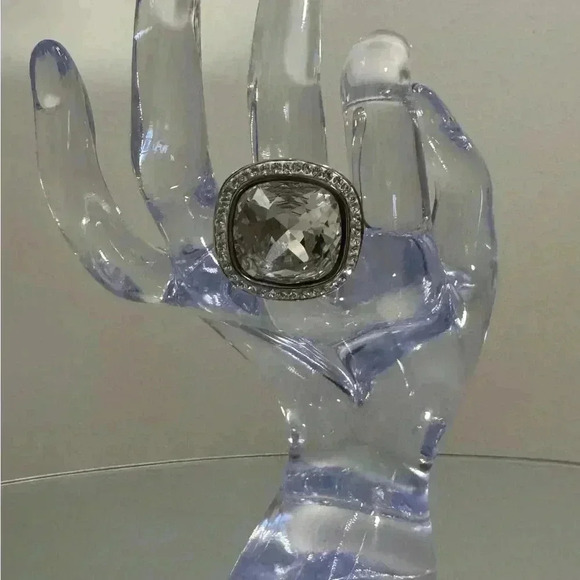 🇨🇦🆕 5th Avenue 
Women’s Rhodium Ring - Picture 6 of 15